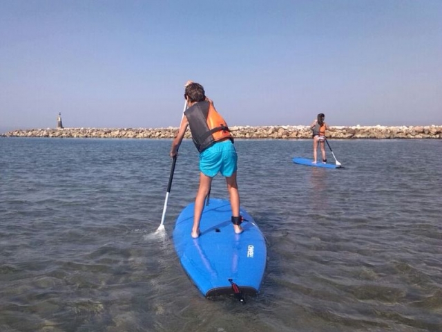 Hundiendo el remo de SUP en el mar